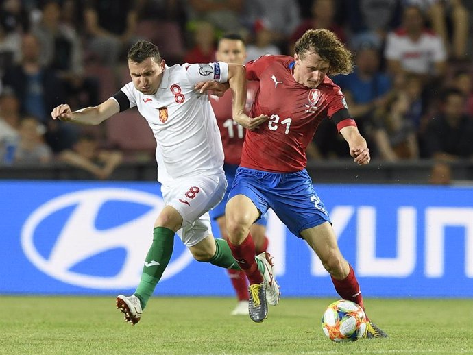 Archivo - 07 June 2019, Czech Republic, Prague: Bulgaria's Todor Nedelev and Czech's Alex Kral battle for the ball during the UEFA Euro 2020 Qualifying, Group A soccer match between Czech Republic and Bulgaria at the Generali Arena. Photo: Ondej Deml/CTK