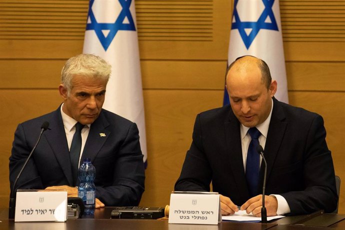 Archivo - El ministro de Exteriores de Israel, Yair Lapid (i), y el primer ministro israelí, Naftali Bennett (d)