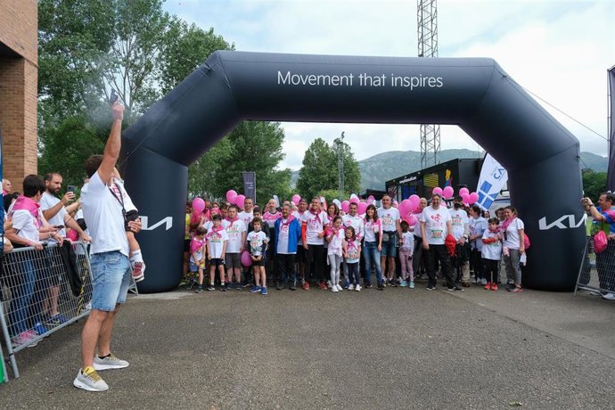 El presidente de Cantabria, Miguel Ángel Revilla, y el consejero de Sanidad, Raúl Pesquera, participan en Los Corrales de Buelna en la 12 Marcha Solidaria 'Luchamos por la Vida' para recaudar fondos en la lucha contra el cáncer