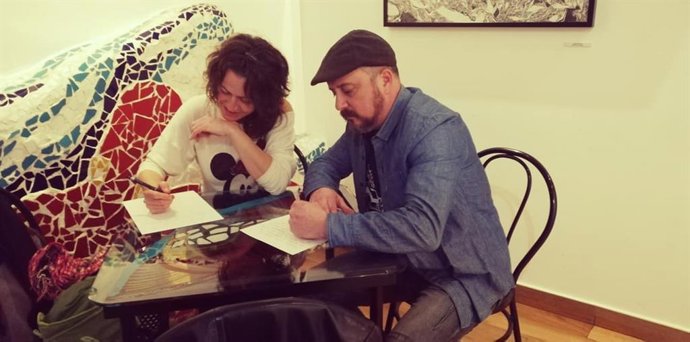 Archivo - Dos participantes en el concurso de escritura rápida