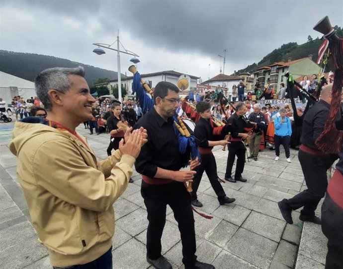 El vicepresidente regional y consejero de Universidades, Igualdad, Cultura y Deporte, Pablo Zuloaga, asiste en Unquera a la XIX Fiesta de la Gaita Cántabra