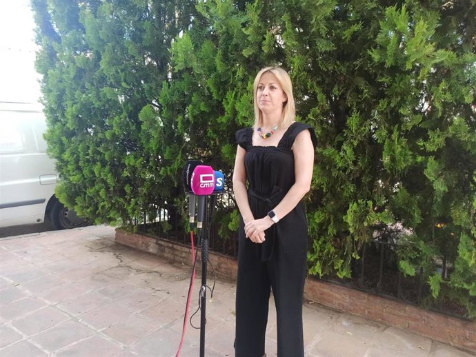 La portavoz del Grupo Socialista en las Cortes, Ana Isabel Abengózar, atiende a los medios.