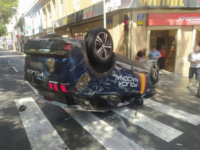 Imagen del coche patrulla de la Policía Nacional tras ser embestido por un conductor sin permiso de conducir