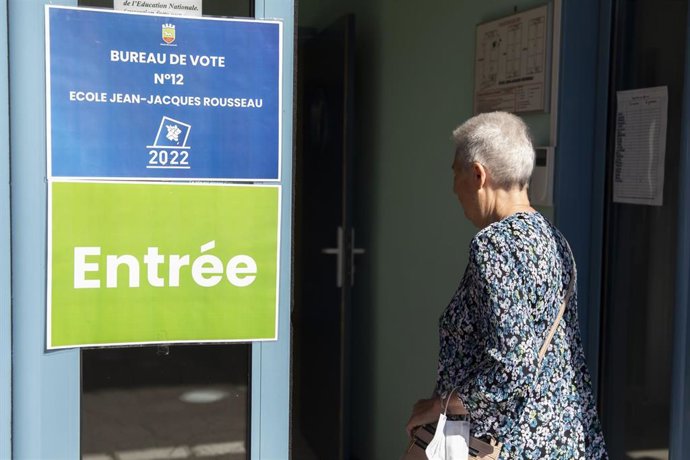 Un colegio electoral durante las elecciones legislativas francesas en Henin-Beaumont, Francia