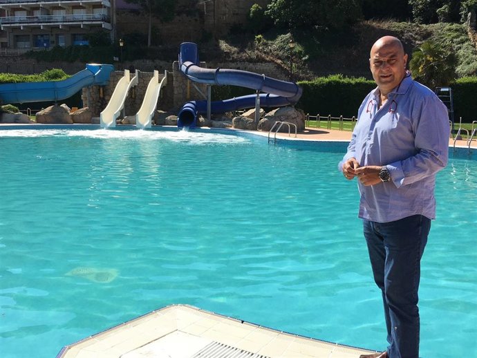 El concejal de Deporte. Leopoldo García, en las piscinas de Haro