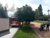 Los Bomberos apagan un fuego provocado por un mal almacenaje de restos de una barbacoa en la calle Sajambre (Valladolid)