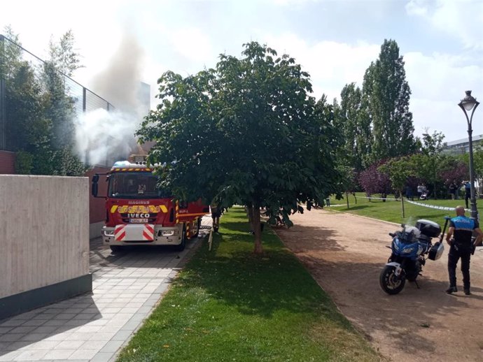 Imagen de la cuenta de Twitter de la Policía Municipal de Valladolid en la que se ve a los agentes que han acudido a sofocar el fuego en una vivienda de la calle Sajambre este domingo