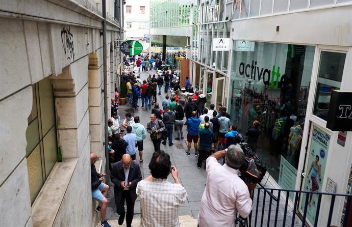 Foto de archivo. Trabajadores del sector del metal en los aledaños del Orecla mientras patronal y sindicatos negocian