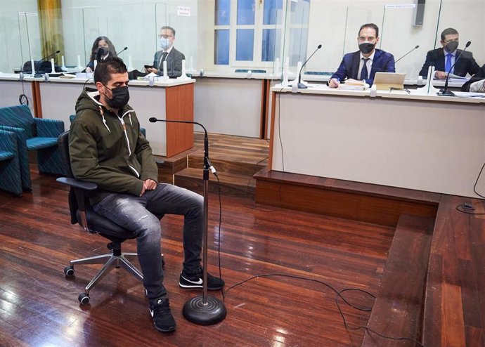 Archivo - El conductor acusado por el accidente mortal de la rotonda de Corbán (Santander), durante un juicio en la Audiencia Provincial de Santander, a 23 de noviembre de 2021, en Santander, Cantabria (España). 