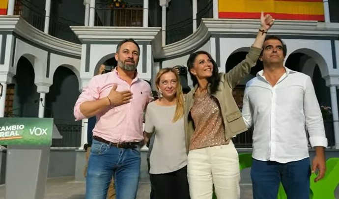 Santiago Abascal, líder de Vox; junto a Giorgia Meloni, de Fratelli d'Italia; la candidata a la Junta de Andalucía, Macarena Olona, y el candidato por Málaga, Antonio Sevilla.
