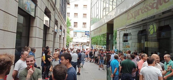 Trabajadores del sector del metal a las puertas del Orecla mientras patronal y sindicatos negociaban