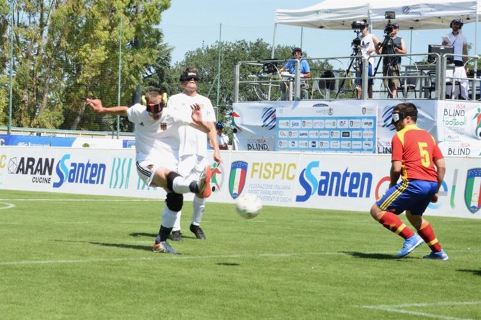 Un jugador alemán chuta ante Pablo Cantero en el Europeo 2022 de fútbol para ciegos
