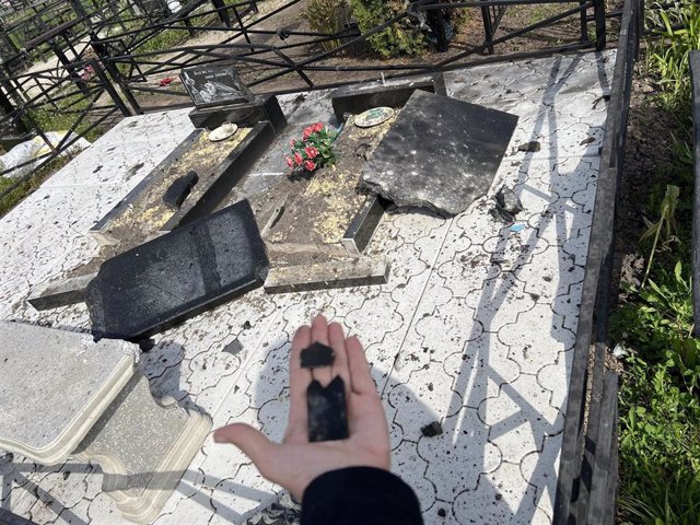 Metralla de munición de racimo en un cementerio de Járkov