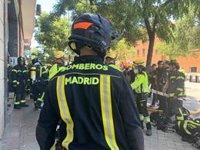 Cuatro intoxicados por inhalación de humo en un incendio de una vivienda en el distrito de Fuencarral-El Pardo