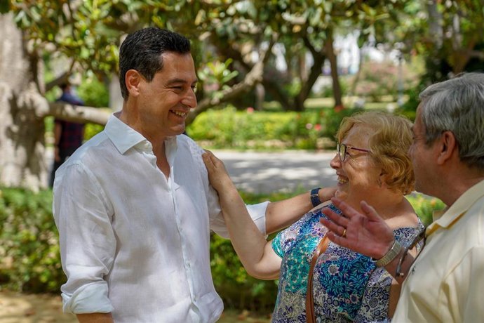 El presidente del PP de Andalucía y candidato a la reelección como presidente de la Junta de Andalucía, Juanma Moreno, saluda a ciudadanos en el Parque de María Luisa, en un acto para los comicios autonómicos del próximo día 19 a 12 de junio del 2022 en