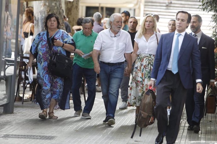 Bartolomé Cursach, acompañado de su pareja, llegando a la Audiencia Provincial de Baleares.