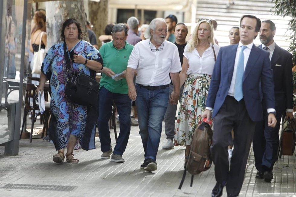 Bartolomé Cursach, acompañado de su pareja, llegando a la Audiencia Provincial de Baleares.
