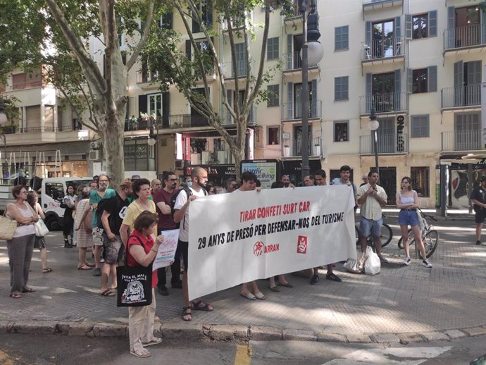 Personas se concentran a las puertas del TSJIB para apoyar a los encausados en el 'caso confeti'.