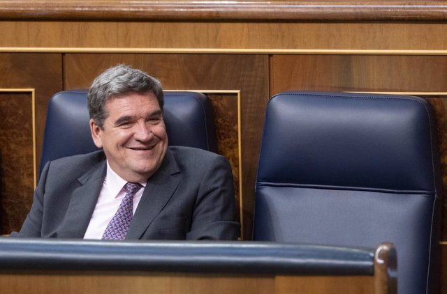 El ministro de Inclusión, Seguridad Social y Migraciones, José Luis Escrivá, durante una sesión plenaria en el Congreso de los Diputados, a 9 de junio de 2022, en Madrid (España). El pleno gira en torno a la votación del proyecto de ley de impulso a los p