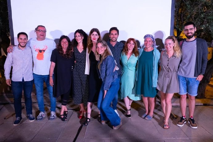 Archivo - En el centro, la ganadora del certamen, Maria Badia, junto a los otros premiados y el director de Ibjove, Sebasti Lliteres.