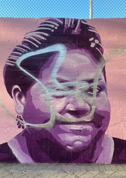 Archivo - La imagen de Rigoberta Menchú con una pintada en El mural feminista de Ciudad Lineal.