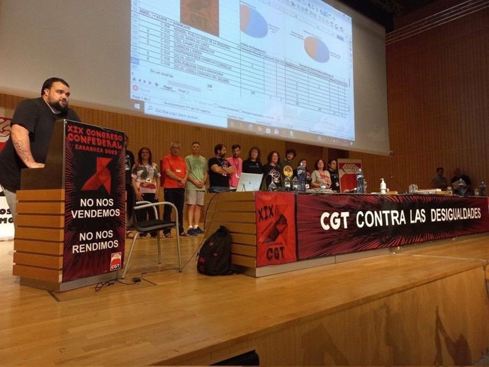 A la izquierda, Miguel Fadrique, elegido secretario general de CGT en el XIX Congreso Ordinario estatal, celebrado en Zaragoza, junto con los miembros del nuevo Secretariado Permanente del Comité Confederal.