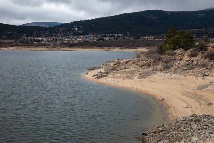 Archivo - Orilla del embalse de Navacerrada, en Madrid (España). 