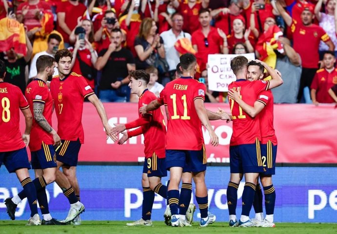 Los jugadores de la selección española celebran el gol de Pablo Sarabia contra la República Checa