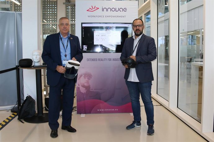 El delegado especial del Estado en el CZFB, Pere Navarro, y el cofundador y director territorial de Innovae, Xavier Riba