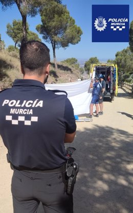 Sanitarios atienden a un ciclista herido de gravedad en la subida a El Relojero, en el Parque Regional El Valle y Carrascoy, en Murcia