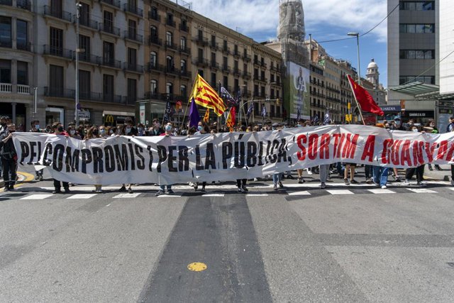 Archivo - Manifestació a la plaça Universitat convocada pel Sindicat d'Estudiants dels Països Catalans (SEPC)