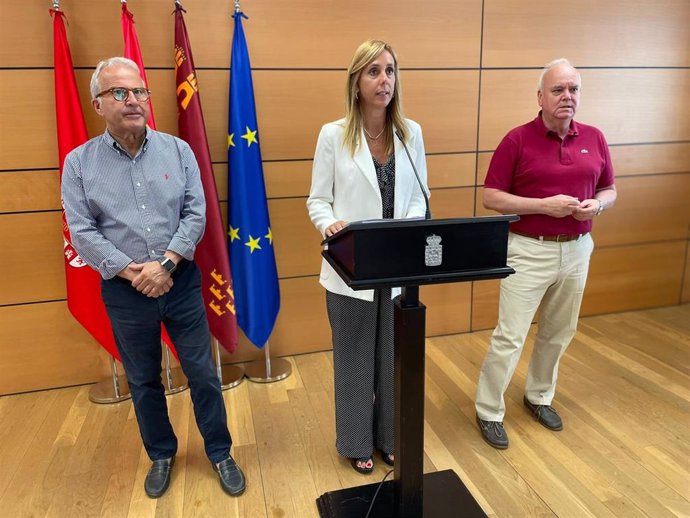 La concejal del PP, Pilar Tores, junto a sus compañeros, Coello y Martínez-Oliva