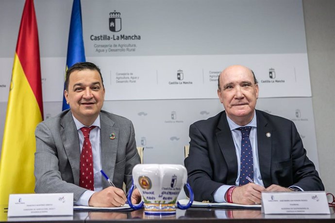 El consejero de Agricultura, Agua y Desarrollo Rural, Francisco Martínez Arroyo, suscribe el convenio de colaboración con la Academia de Gastronomía de Castilla-La Mancha para la realización de los Broches Gastronómicos del Medio Rural de la región.