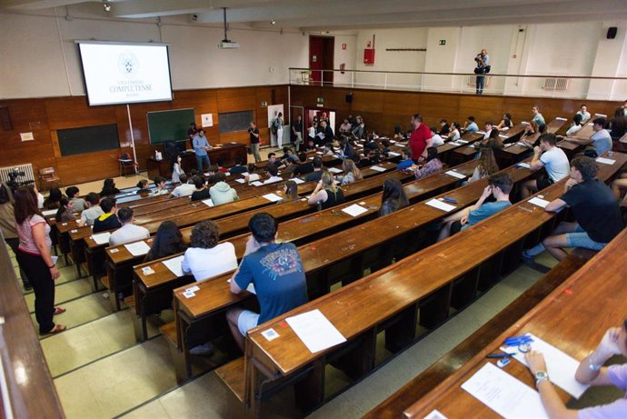 Varios alumnos en un aula de la Facultad de Derecho el día que da comienzo las pruebas de acceso a la universidad del año 2022, en la Facultad de Derecho de la Universidad Complutense de Madrid, a 6 de junio de 2022, en Madrid (España). 