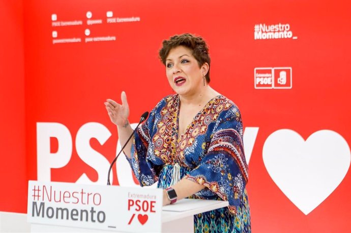 La portavoz del PSOE de Extremadura, Soraya Vega, en rueda de prensa