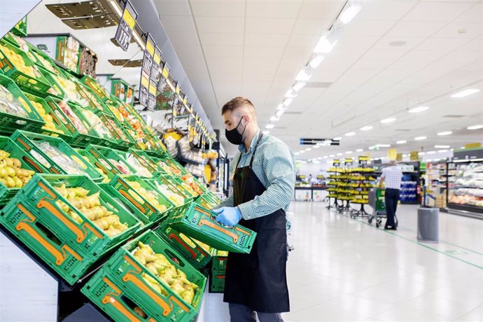 Un trabajador de Mercadona, en la sección de frutas y hortalizas