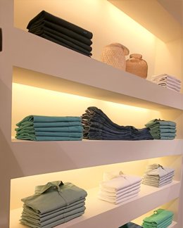 El nuevo establecimiento, ubicado en el Parque Comercial Las Dunas, destaca por su diseño arquitectónico para el que Boston ha apostado por los materiales nobles como la madera o la piedra.