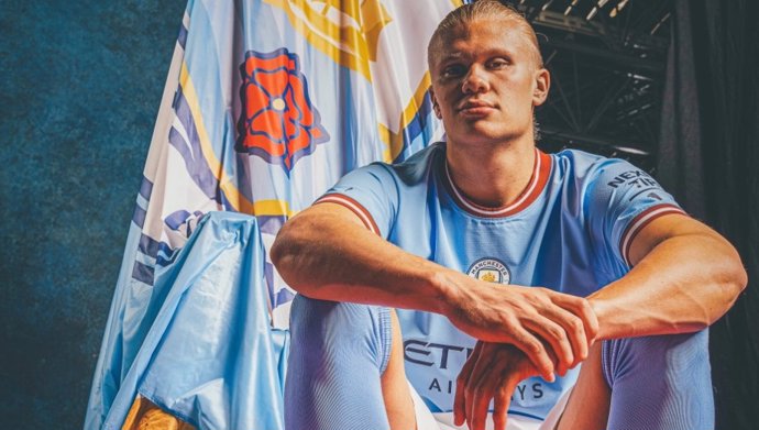 Erling Haaland posa con la camiseta del Manchester City