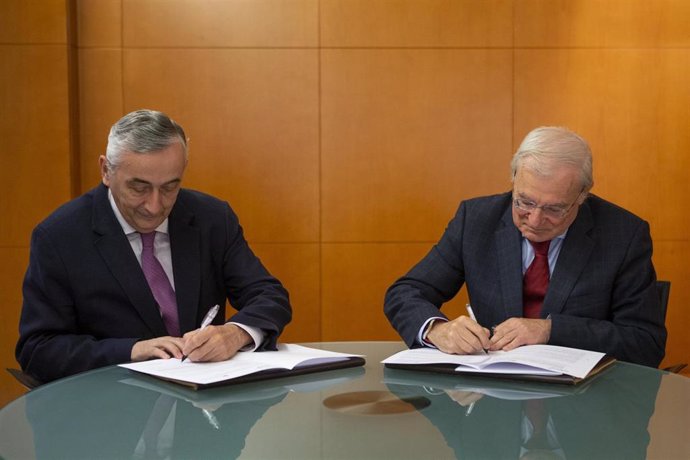 El presidente de Unicaja Banco, Manuel Azuaga, y el director general de Funcas, Carlos Ocaña.