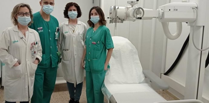 Equipo de Oncología radioterápica del Hospital Miguel Servet de Zaragoza, con la nueva máquina.
