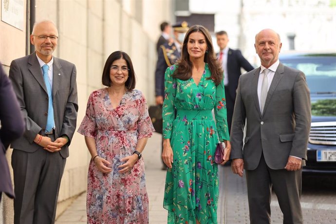 La reina Letizia, posando junto a la ministra Carolina Darias, a su llegada al acto de presentación del "Libro Blanco del cáncer de piel en España" de la Academia Española de Dermatología y Venereología y su Fundación Piel Sana, a 13 de junio de 2022, e