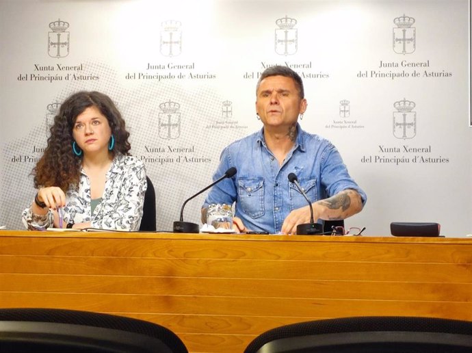 Rueda de prensa de la coordinadora autonómica de Podemos Asturies, Sofía Castañón, y el portavoz parlamentario de Podemos en la Junta General, Rafael Palacios