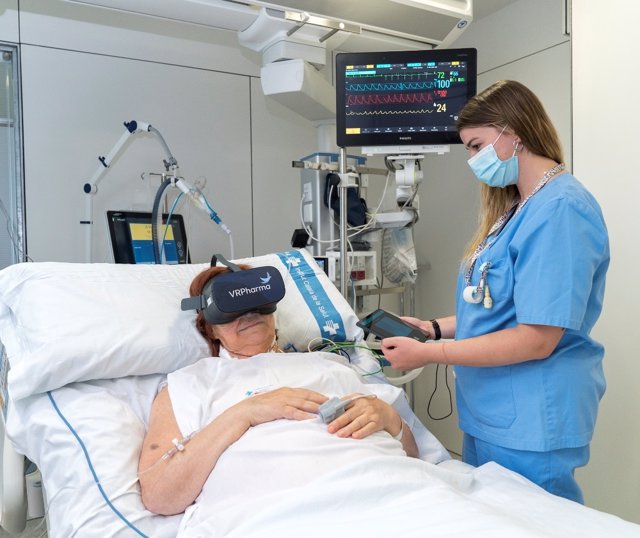 El Hospital de Bellvitge evalúa el uso de gafas de realidad virtual en pacientes ingresados en la unidad de cuidados intensivos (UCI)