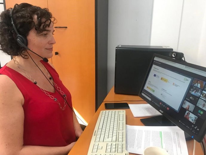 Archivo - Imagen de una mujer en su puesto de trabajo.