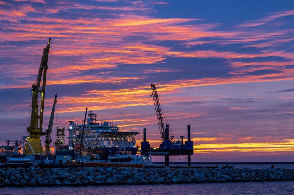 Archivo - 08 September 2020, Mecklenburg-Western Pomerania, Mukran: Russian pipe-laying ship "Akademik Tscherski" is moored before sunrise at the port of Mukran on the island of Ruegen. The special ship is being prepared in the port for its deployment f