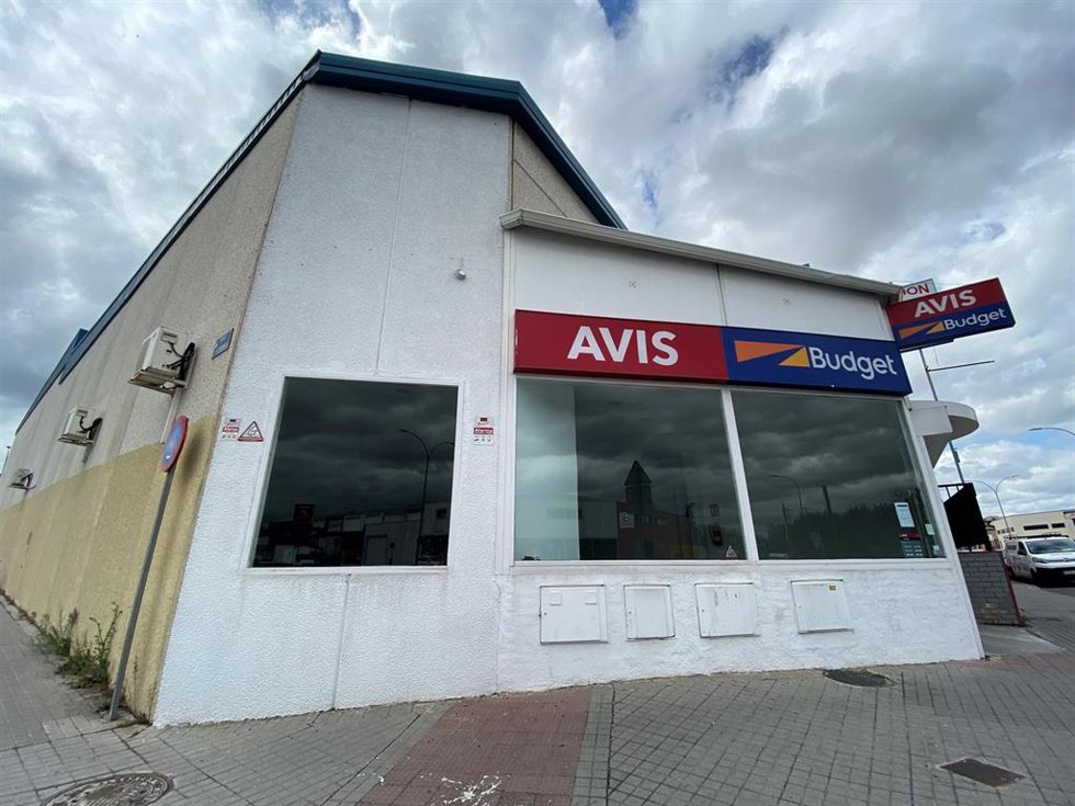 Archivo - Oficinas de la empresa de alquiler de vehículos Avis