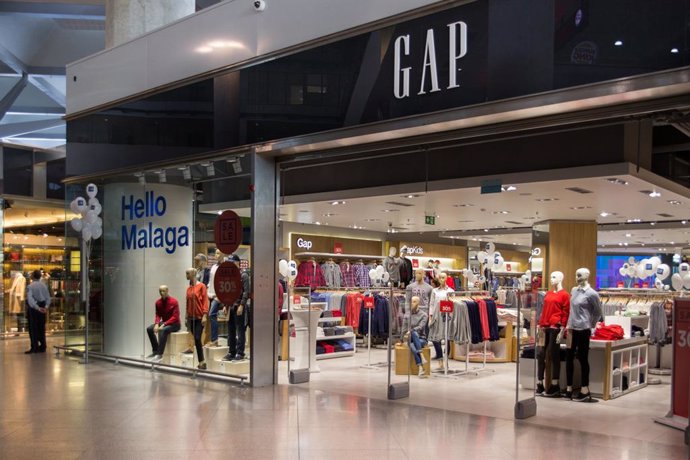 Archivo - Tienda Gap en aeropuerto de Málaga 