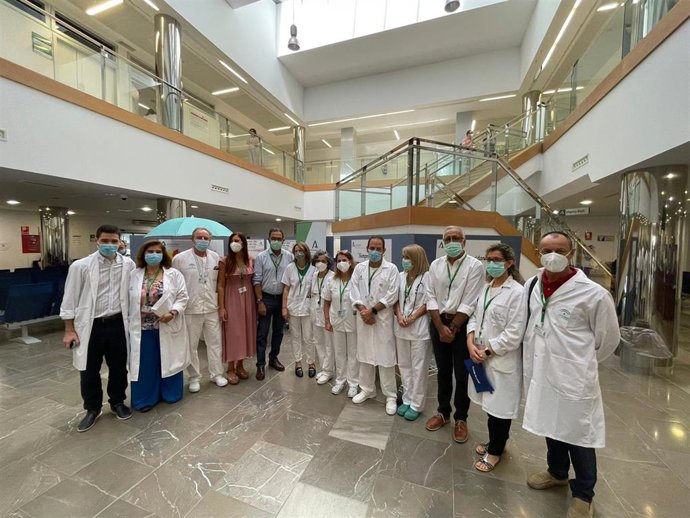 Mesa informativa en el Hospital Clínico de Málaga con actividades para la prevención del cáncer de piel