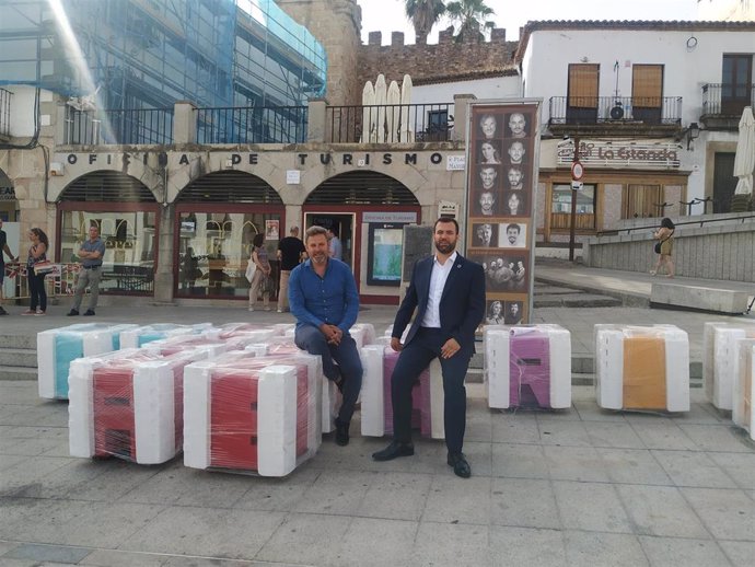 El concejal de Turismo de Cáceres, Jorge Villar, y el alcalde Luis Salaya en la presentación de la letras icónicas de la ciudad