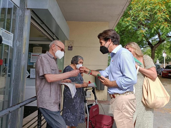 Enrique Gaviño, candidato número 2 del PSOE de Huelva al Parlamento andaluz durante un reparto de material informativo en el centro de salud de Las Adoratrices de Huelva.